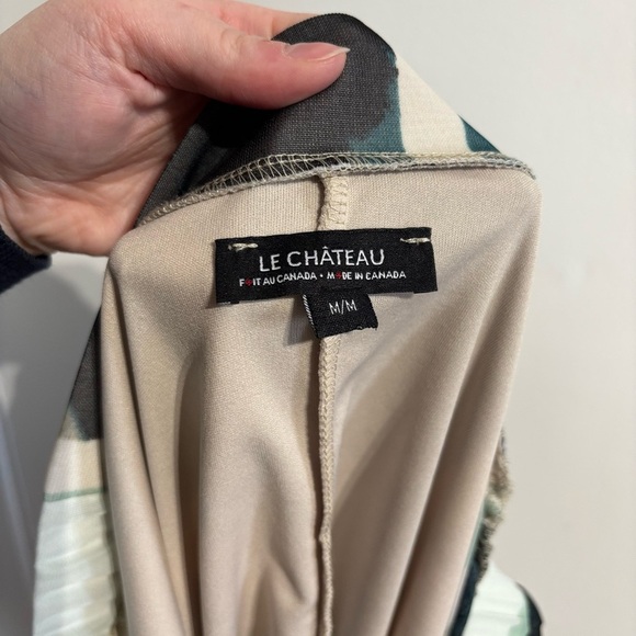 🎉4/30$🎉 Le Chateau Abstract Print Off-Shoulder Blouse 🎨 - Picture 5 of 5